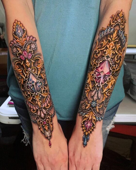 Brazaletes ;Artista crea hermosos tatuajes de joyas preciosas y vas a querer más de uno