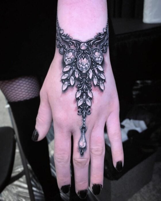 Brazalete ;Artista crea hermosos tatuajes de joyas preciosas y vas a querer más de uno