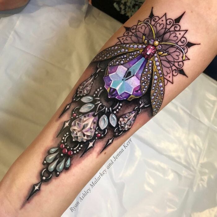 Talento! Artista crea hermosos tatuajes de joyas preciosas