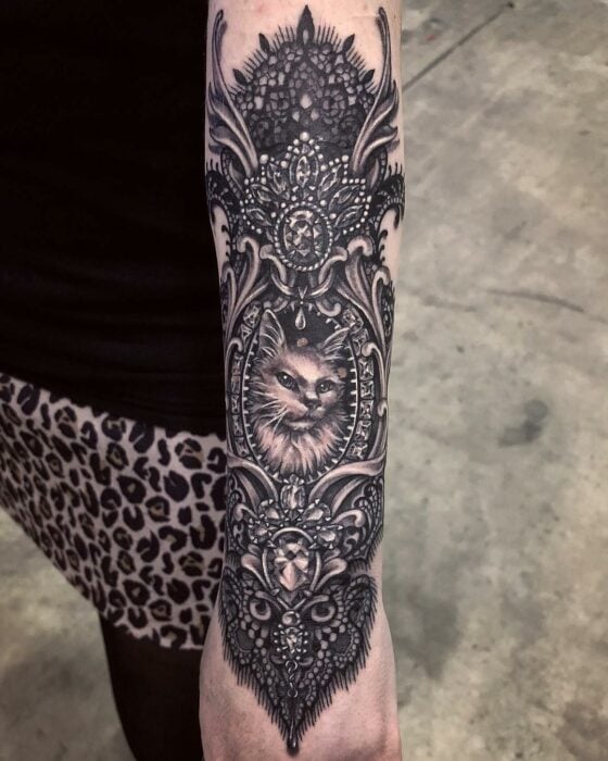 Gato ;Artista crea hermosos tatuajes de joyas preciosas y vas a querer más de uno