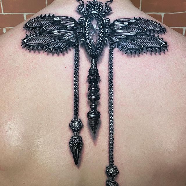 Espalda ;Artista crea hermosos tatuajes de joyas preciosas y vas a querer más de uno