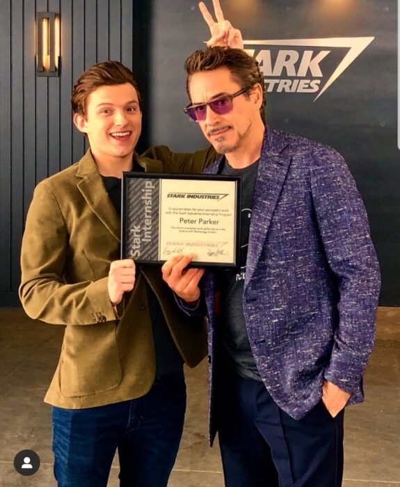 Foto de Tom Holland a lado del actor Robert Downey Jr. 