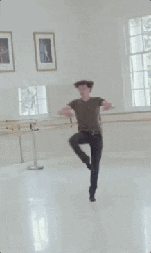 Gif de Tom Holland bailando ballet 