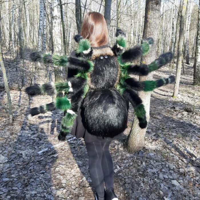 Mochila ;Esta mujer crear almohadas gigantes de araña y las vende en su tienda en línea 1