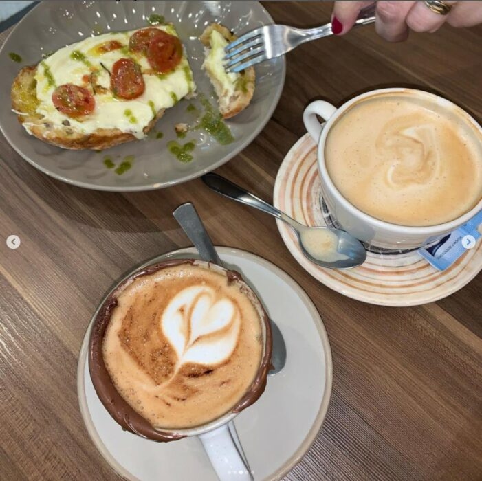 fotografía de unas tazas de café en una mesa de restaurante