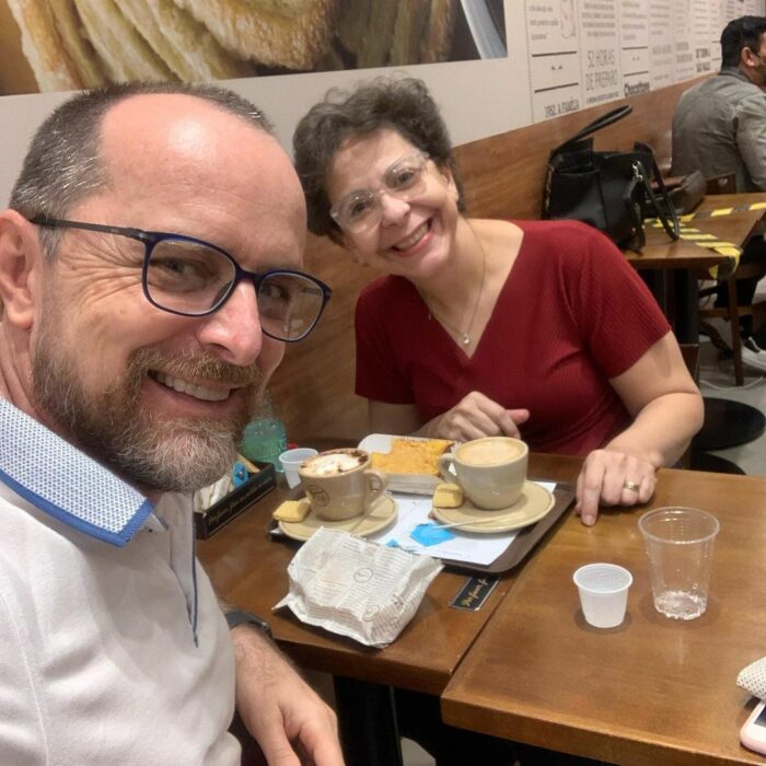 selfie de una pareja de esposos en una cafetería 