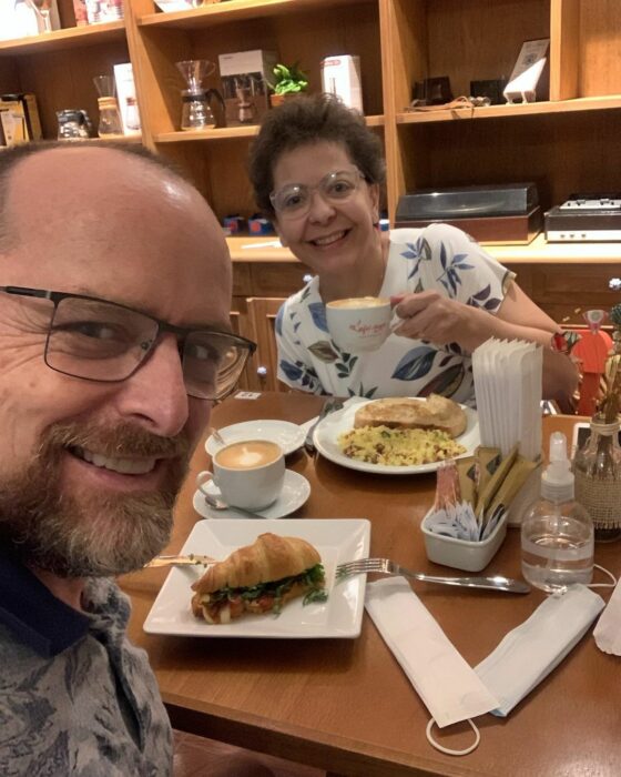 esta pareja de esposos en Brasil lleva 40 años visitando una diferente cafetería cada viernes 