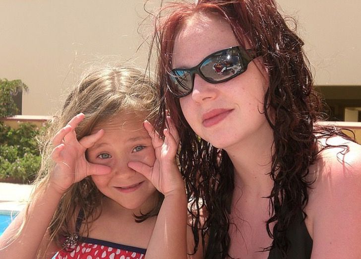 Fotografía de una mujer a lado de una niña 