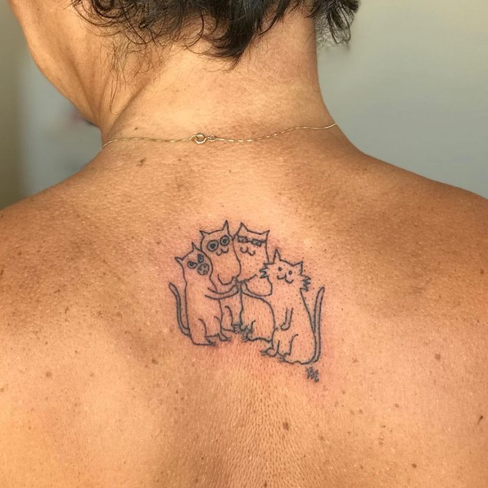 gatitos ;Esta artista del tatuaje no sabe dibujar pero la gente paga por su trabajo 