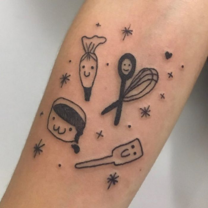 cucharas ;Esta artista del tatuaje no sabe dibujar pero la gente paga por su trabajo 