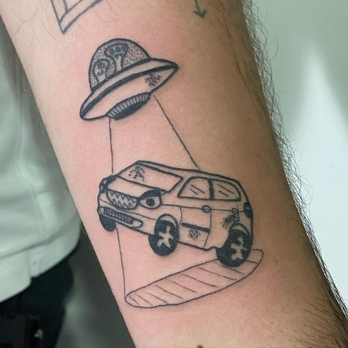 Auto ;Esta artista del tatuaje no sabe dibujar pero la gente paga por su trabajo 