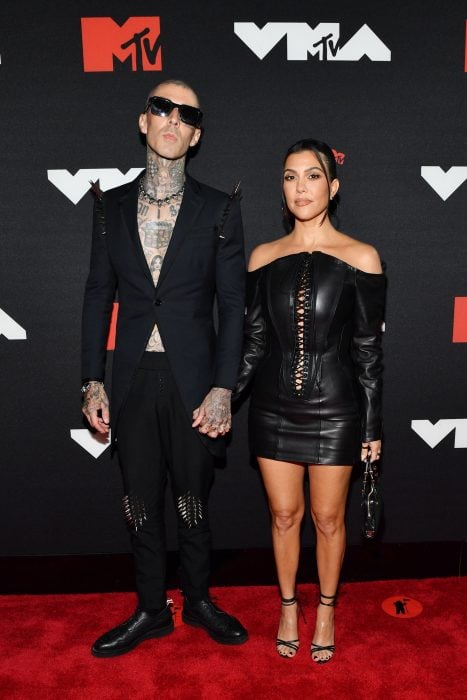 Kourtney Kardashian & Travis Barker posando en la alfombra roja de unos premios MTV 