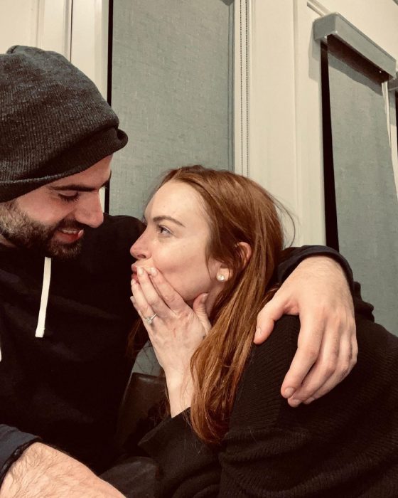 Lindsay Lohan & Bader Shammas viéndose a los ojos mientras Lindsay muestra su anillo de compromiso