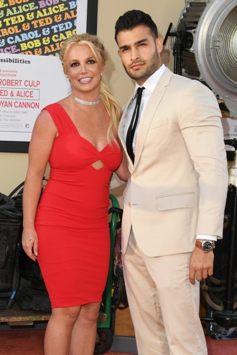 Britney Spears & Sam Asghari posando durante una alfombra roja 