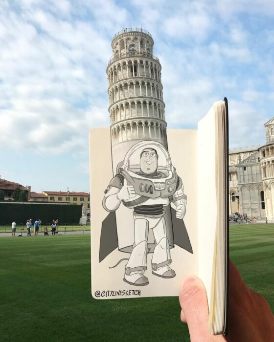 Imagen de la torre pisa con un dibujo de Buzz Lightyear