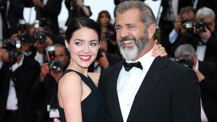 Mel Gibson y Rosalind Ross abrazados durante una alfombra roja 