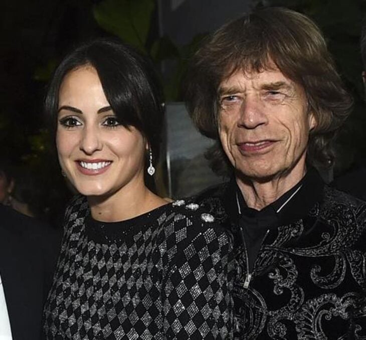 Mick Jagger y Melanie Hamrick posando para una foto en una alfombra roja 