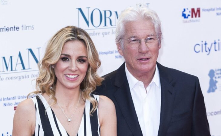 Richard Gere and Alejandra Silva posing for a photo on a red carpet 