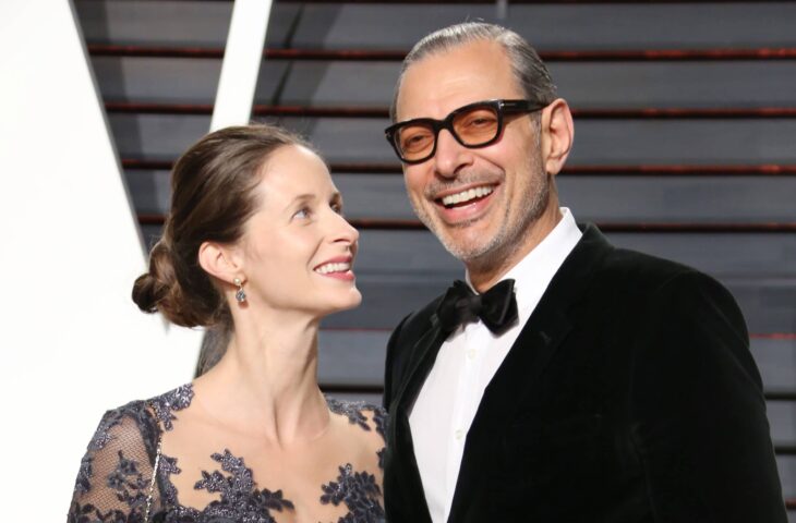 Jeff Goldblum y Emilie Livingston juntos en el after party de vanity Fair 