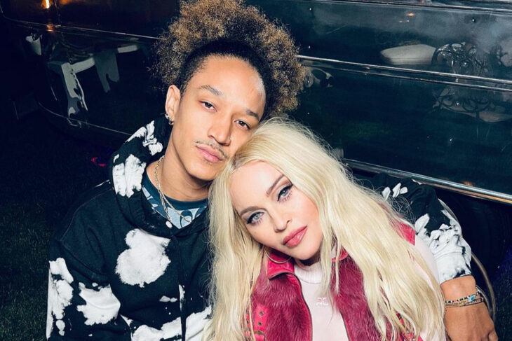 Madonna y Ahlamalik Williams abrazados posando juntos para una foto 