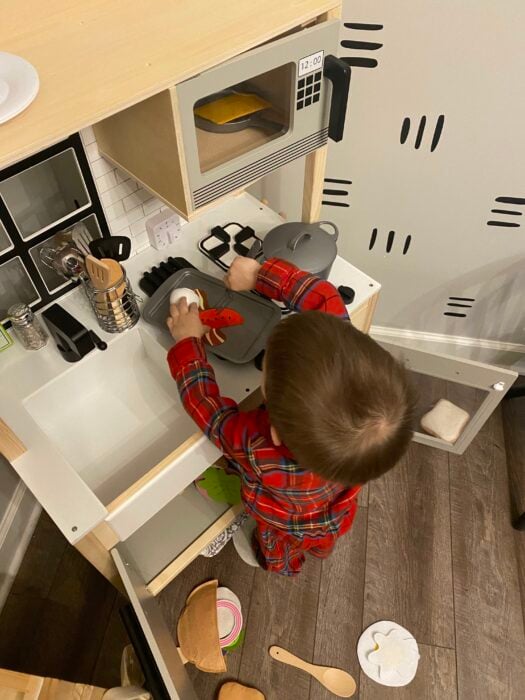 imagen de un niño jugando con una cocina de juguete 