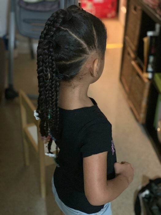 Fotografía de una niña mostrando su peinado