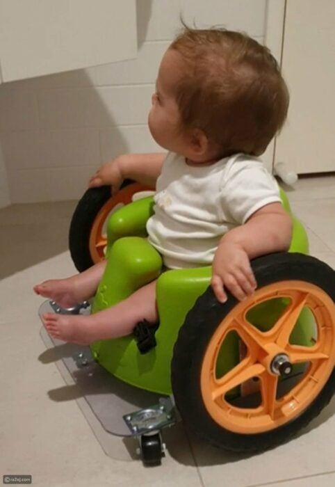 imagen de un bebé en una silla de ruedas casera 