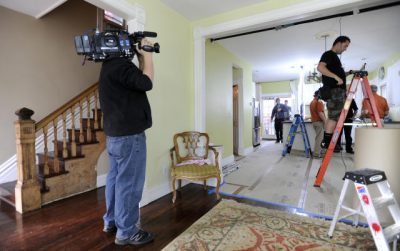 Personas grabando un programa de renovación de hogares 