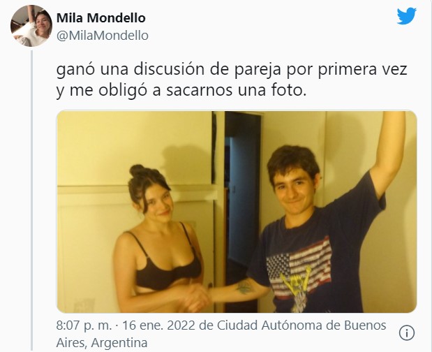 Pareja teniendo una discusión y estrechando sus manos 