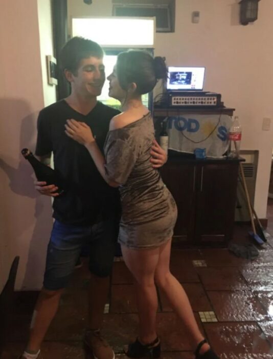 Pareja abrazados mientras se toman una fotografía 