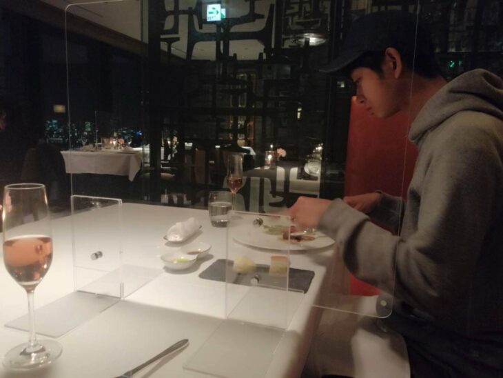 imagen de un hombre japonés comiendo en un restaurante 