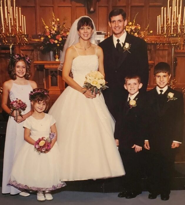 fotografía familiar de una pareja en su boda 