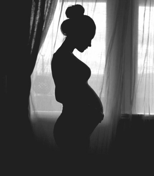 imagen a contra luz de una mujer embarazada 