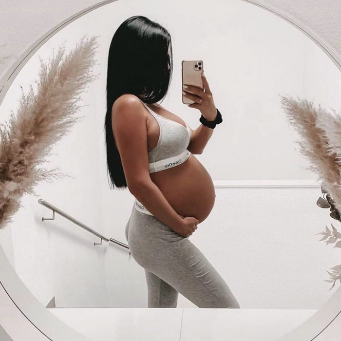 chica embarazada tomándose una foto frente al espejo