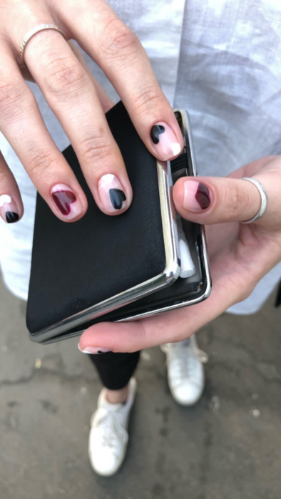 foto de unas manos sosteniendo una cartera 