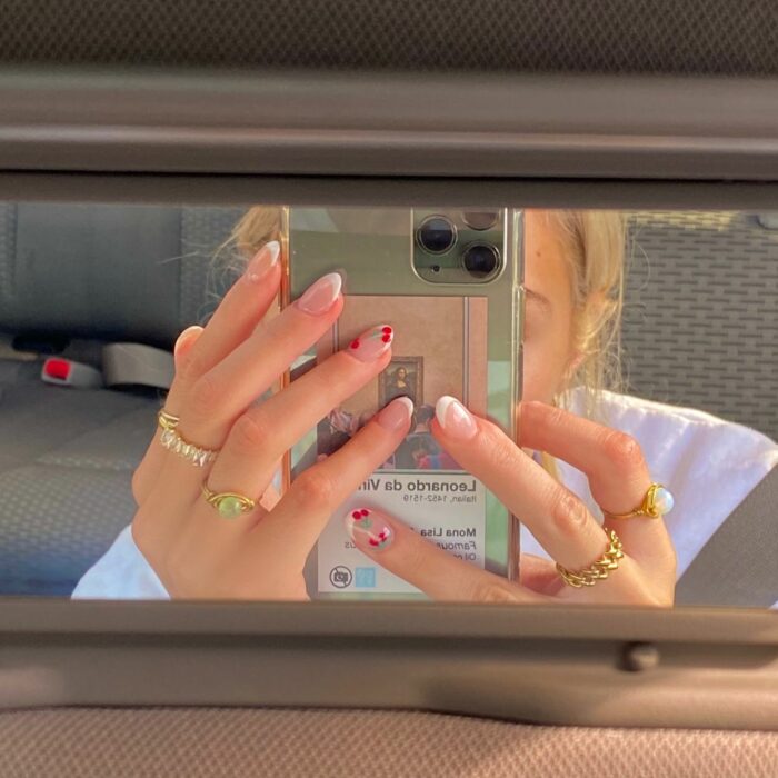 foto de unas uñas en el espejo de un carro