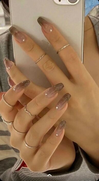 foto de unas manos con uñas y varios anillos
