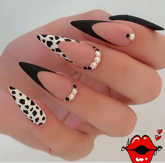 manicura en negro con perlas ;Ideas uñas con piedras bonitas