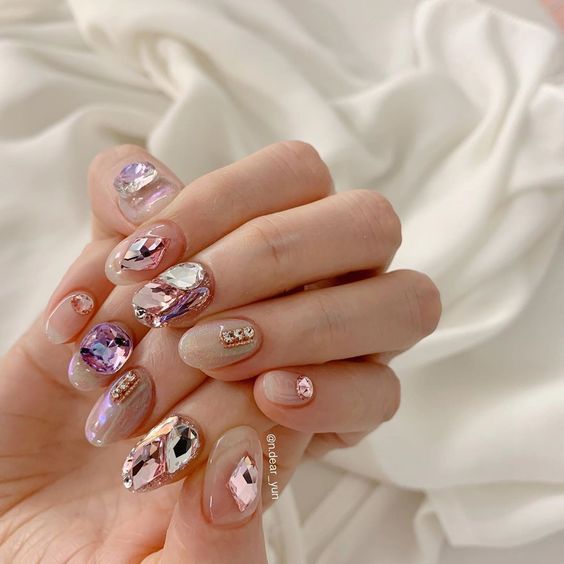 manicura con cristales lilas ;Ideas uñas con piedras bonitas