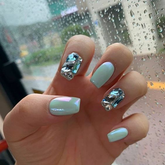 manicura verde esmeralda ;Ideas uñas con piedras bonitas