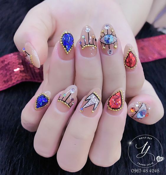 manicura con piedras doradas y plata ;Ideas uñas con piedras bonitas