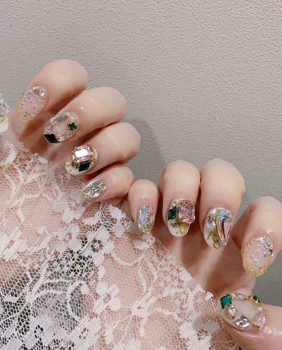 manicura con piedras verde esmeralda ;Ideas uñas con piedras bonitas