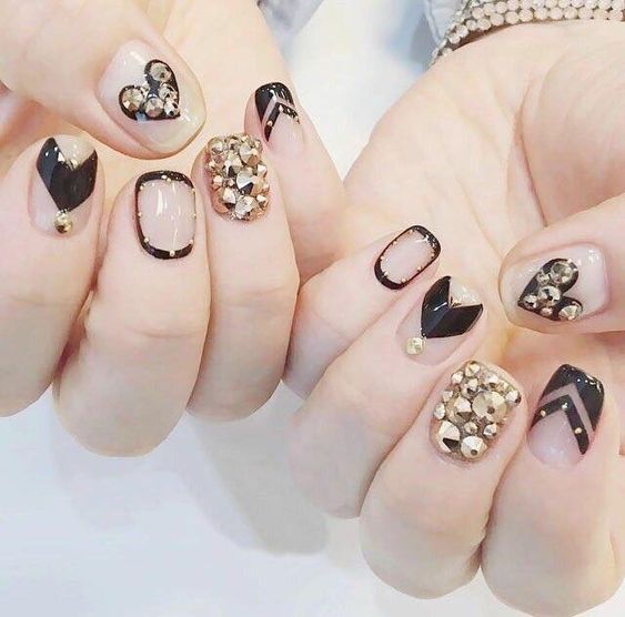 manicura con piedras en dorado ;Ideas uñas con piedras bonitas