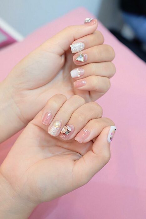 manicura en tono rosa pastel ;Ideas uñas con piedras bonitas