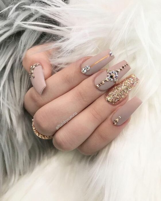 manicura en piedras doradas ;Ideas uñas con piedras bonitas