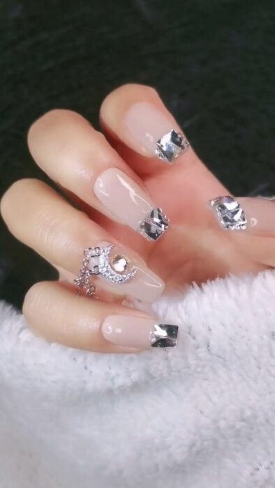 manicura francesa con piedras plata ;Ideas uñas con piedras bonitas