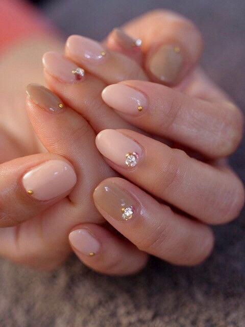 manicura en tonos beige con piedras ;Ideas uñas con piedras bonitas