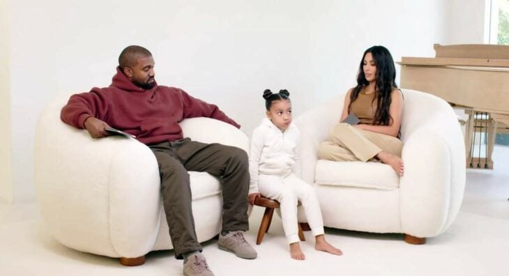 Familia West Kardashian en la sala de su casa; Kanye West acusa a Kim Kardashian de enfadarlo al dejar que su hija North use labial