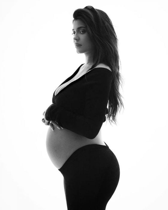 Kylie Jenner posando con un outfit de color negro durante su embarazo 