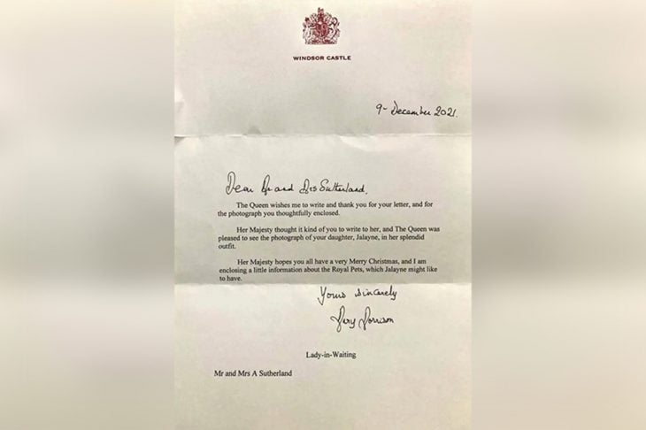 Lettre envoyée par la reine Elizabeth II à une fille aux États-Unis.  UU.  pour s'être déguisée en elle à Halloween 